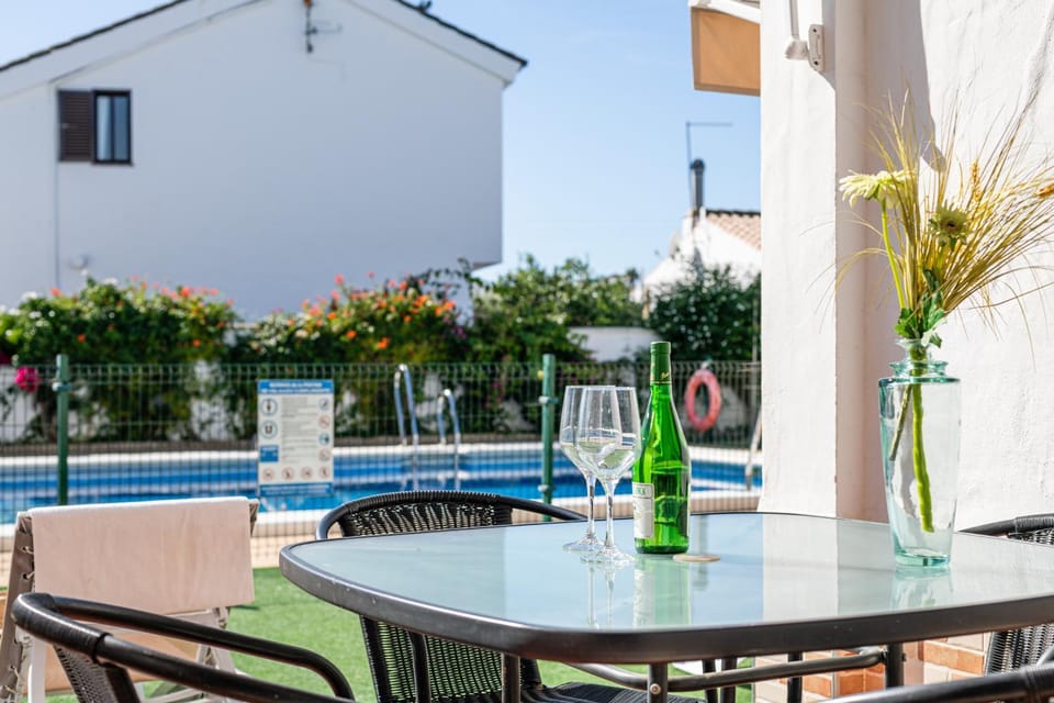 Patio, Day, View (from property/room), Balcony/Terrace, Food and drinks, Dining area, Pool view, Swimming pool, Drinks, Alcoholic drinks, sunbed