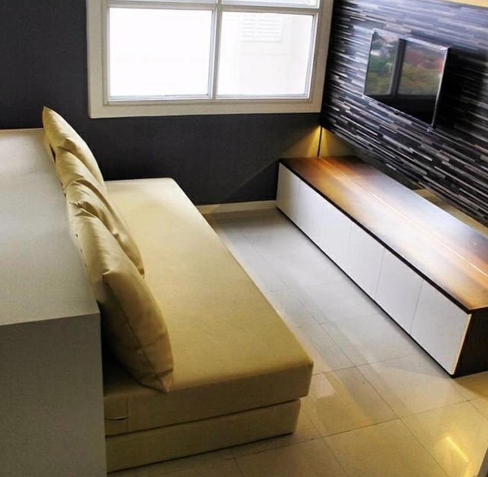 Bed, TV and multimedia, Living room