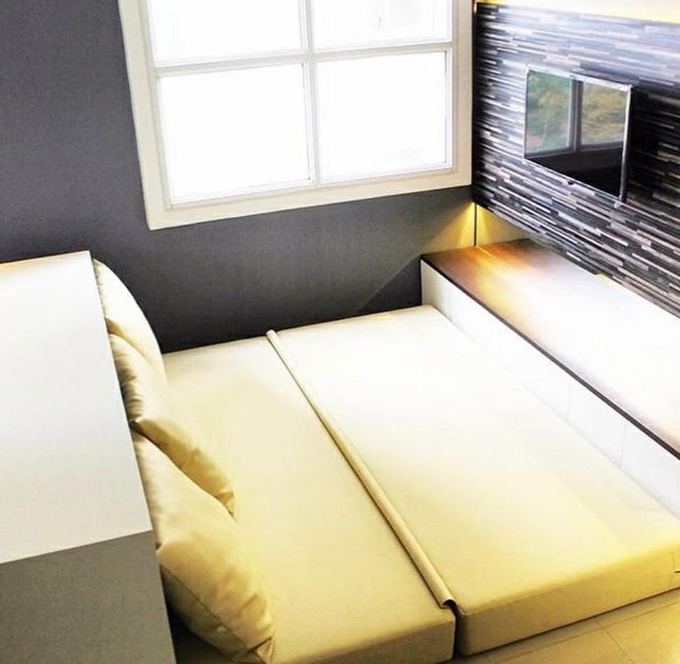 Bed, TV and multimedia, Living room, Seating area