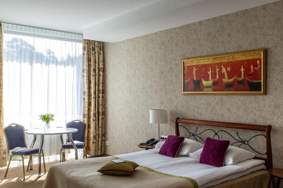 Bed, Seating area, towels