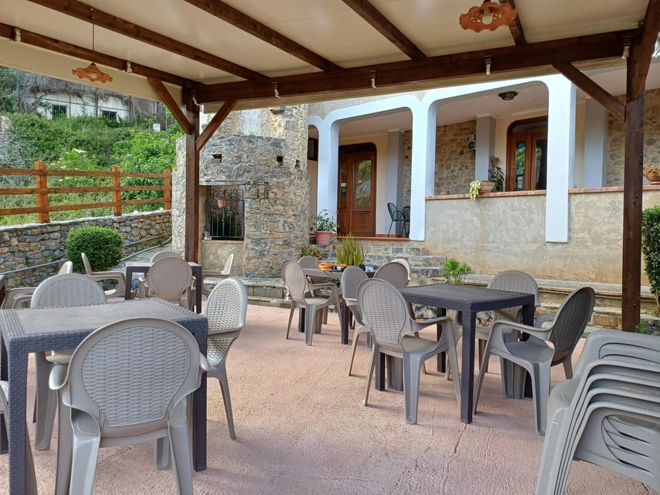 Restaurant/places to eat, Balcony/Terrace