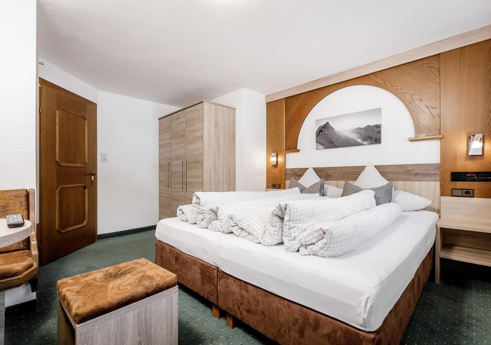 Bed, TV and multimedia, Photo of the whole room, Bedroom, Mountain view, wardrobe