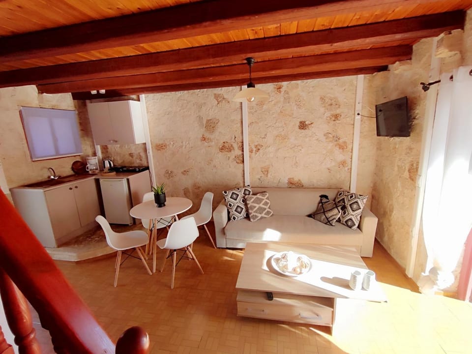 Kitchen or kitchenette, Living room, Seating area, Dining area