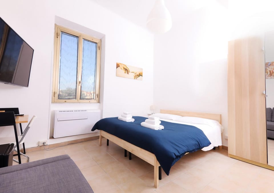 Bed, TV and multimedia, View (from property/room), Photo of the whole room, Bedroom, microwave, towels, wardrobe, air conditioner