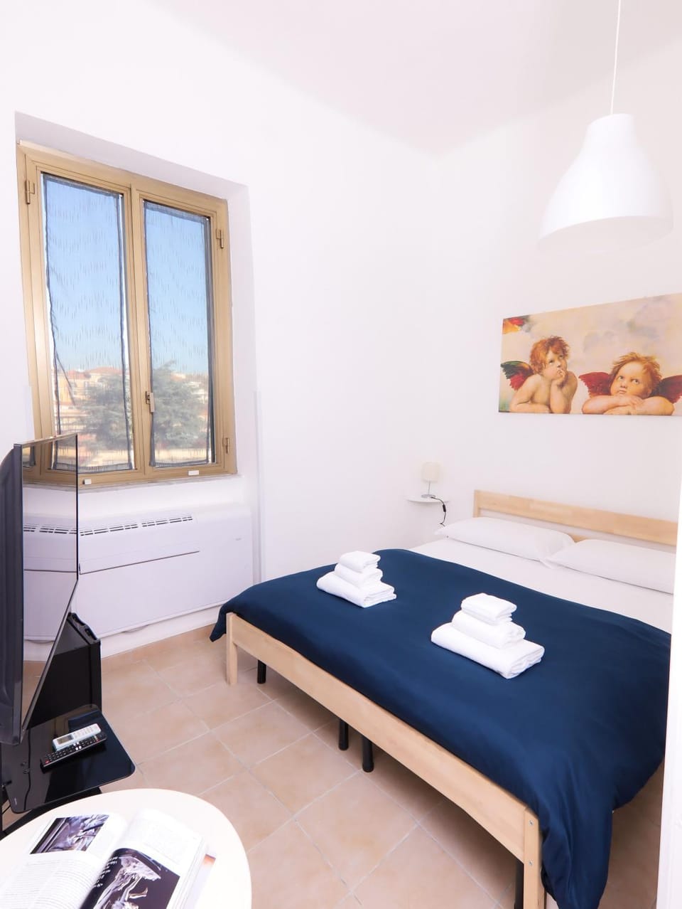Bed, Bathroom, TV and multimedia, Bedroom, towels, air conditioner