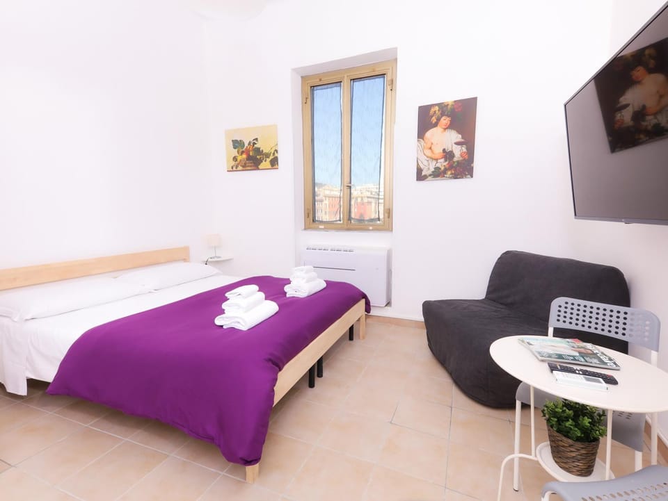 Bed, TV and multimedia, Photo of the whole room, Bedroom, City view, Landmark view, Street view, towels, air conditioner