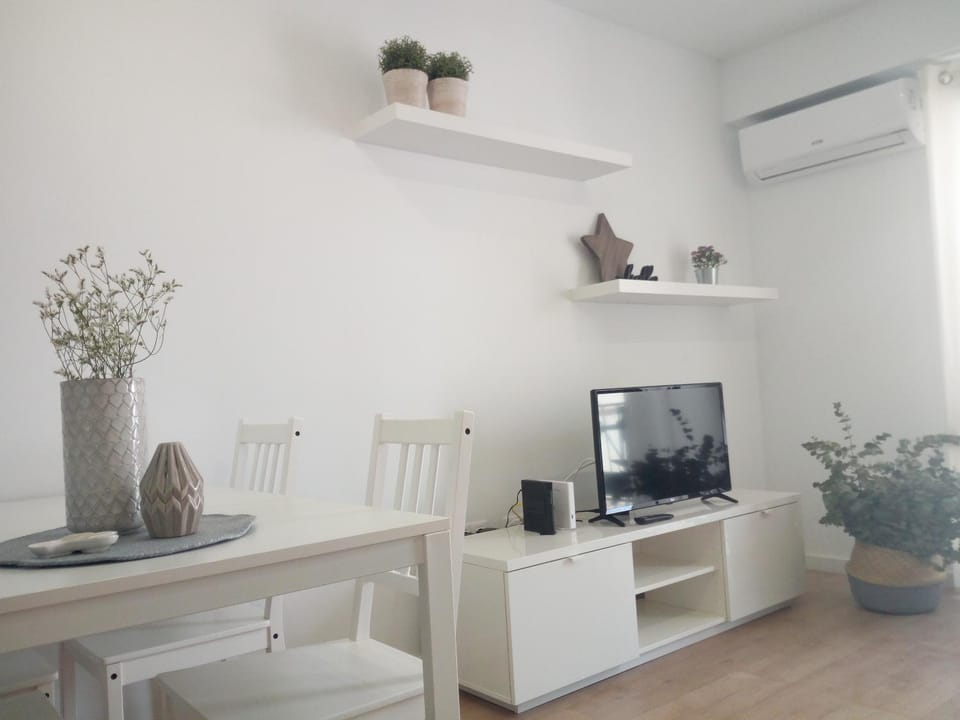 Living room, Photo of the whole room, Seating area, Dining area, On site