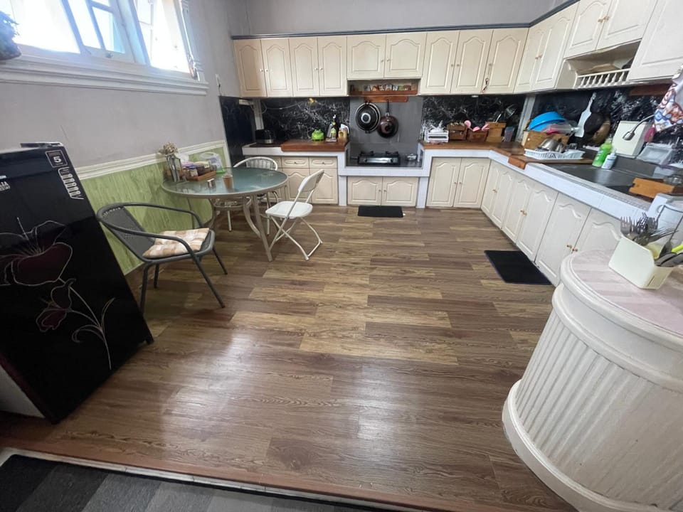 Coffee/tea facilities, Kitchen or kitchenette, Dining area, Food, oven, stove