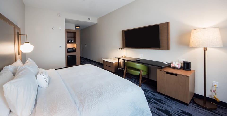 Bed, TV and multimedia, Photo of the whole room
