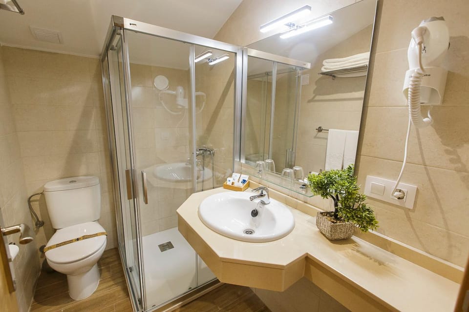 Shower, Bathroom, Decorative detail