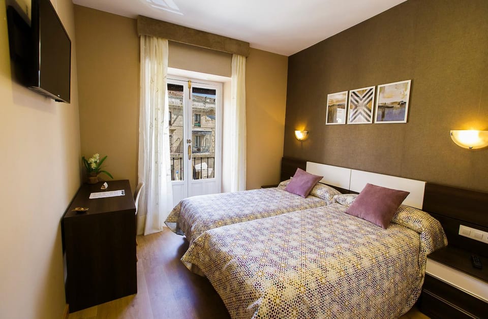 Bed, Photo of the whole room, Decorative detail, Bedroom