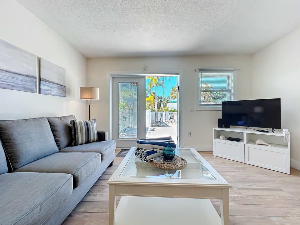 Blue Wave Villa East Villa in Holmes Beach