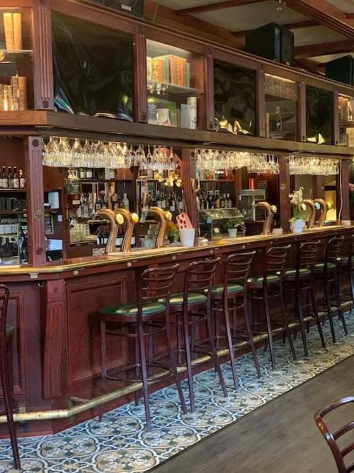 Restaurant/places to eat, Lounge or bar