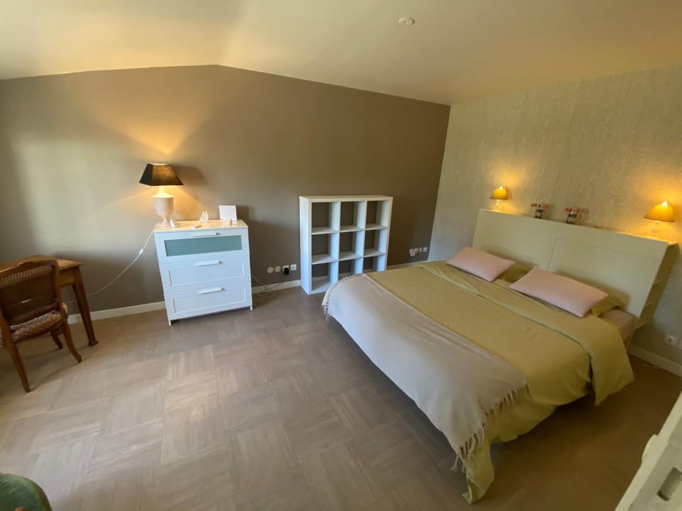 Bed, Photo of the whole room, Bedroom, hair dresser