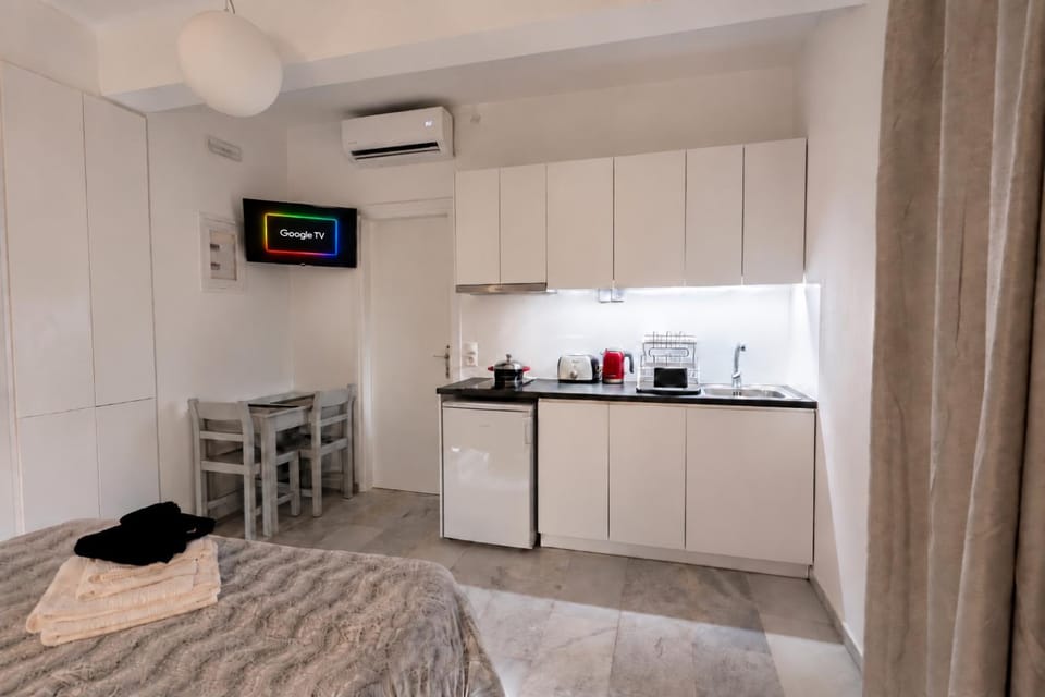 Bed, TV and multimedia, Coffee/tea facilities, Kitchen or kitchenette, Photo of the whole room, Dining area, Bedroom, stove, toaster, towels, air conditioner