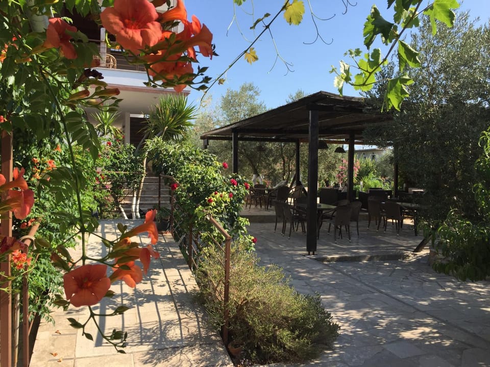 Restaurant/places to eat, Balcony/Terrace