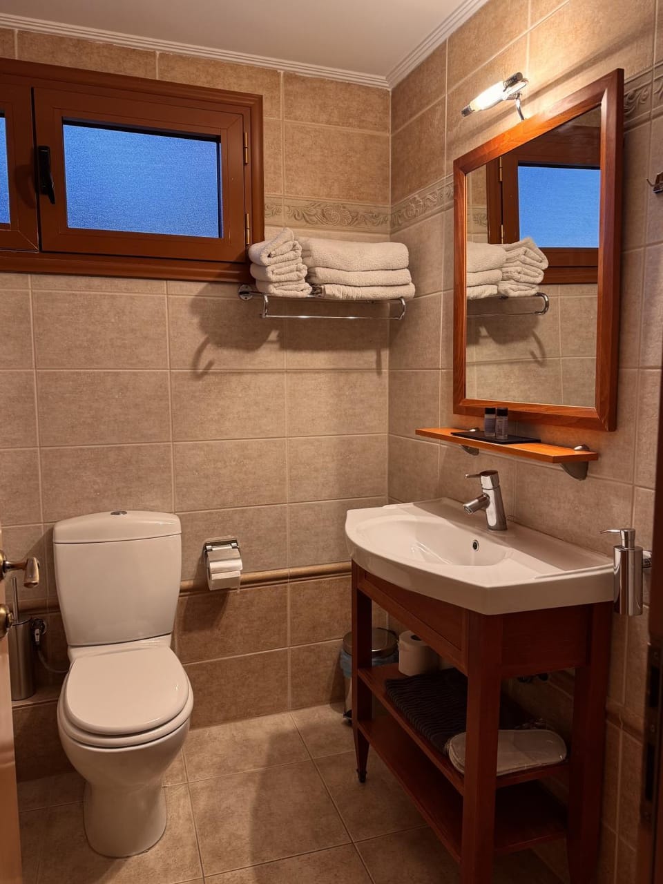 Toilet, Bathroom, towels