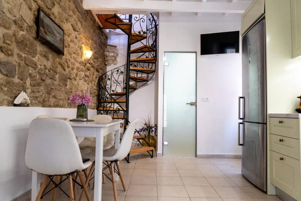 Dining area, kitchen