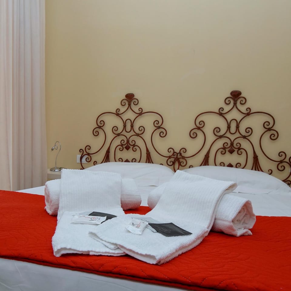 Bed, Photo of the whole room, towels