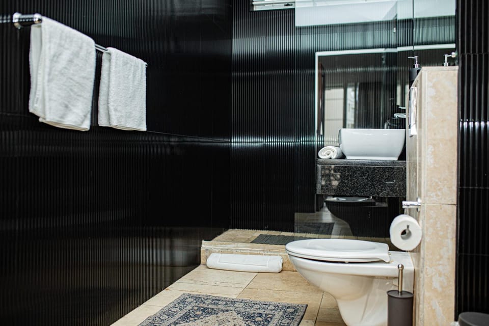 Shower, Toilet, Bathroom, towels