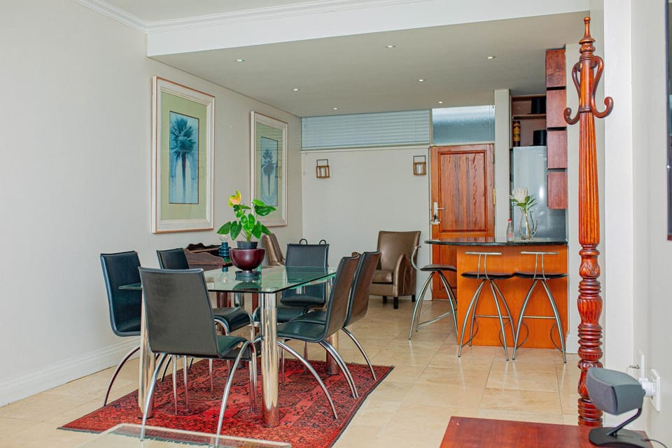 Facade/entrance, Kitchen or kitchenette, Dining area