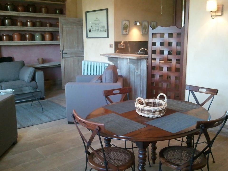 Kitchen or kitchenette, Living room, Seating area, Dining area