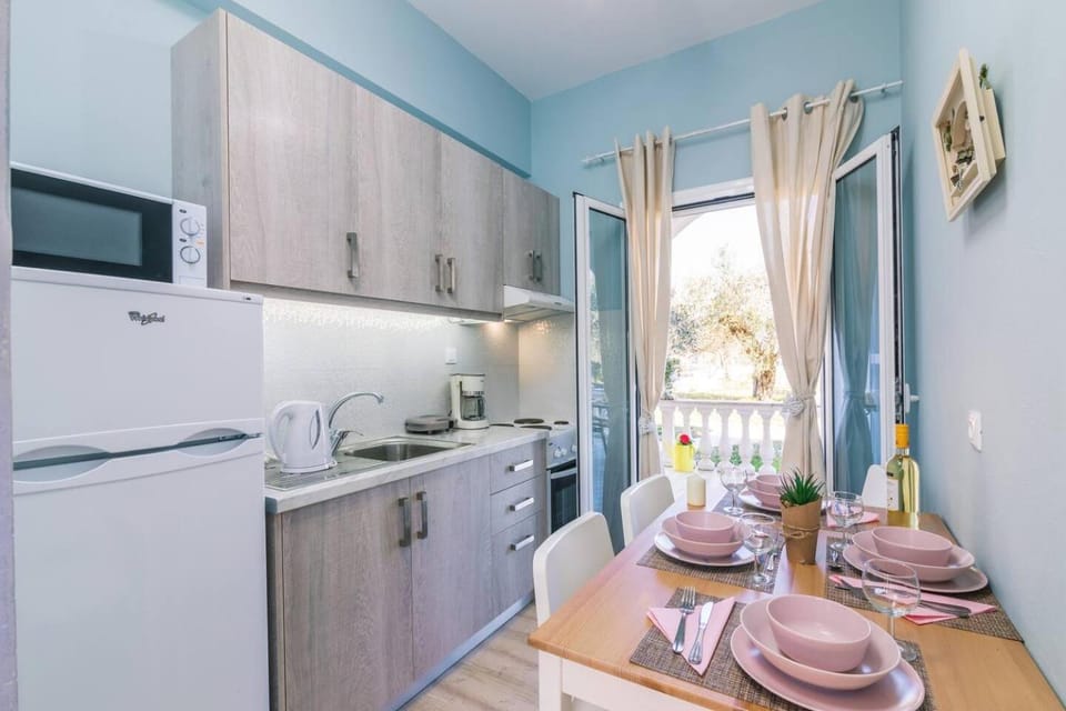 Kitchen or kitchenette, Dining area, oven