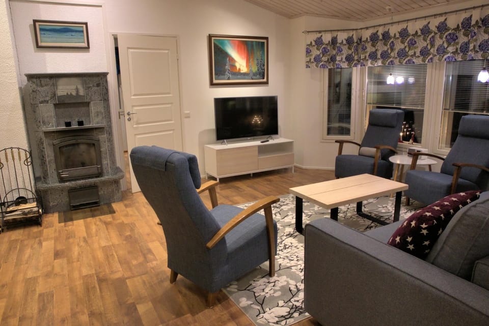 Communal lounge/ TV room, TV and multimedia, Living room, Seating area, flat iron