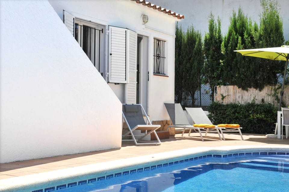 Property building, Patio, Swimming pool
