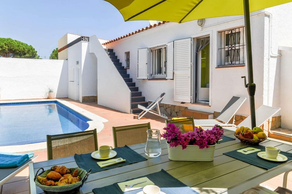 Property building, Balcony/Terrace, Pool view, Swimming pool