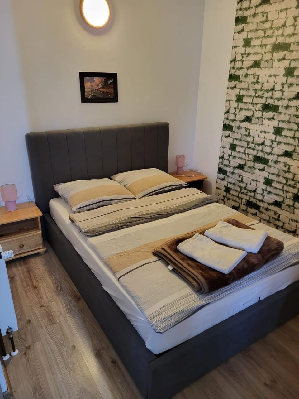 Bed, Photo of the whole room, Bedroom, towels