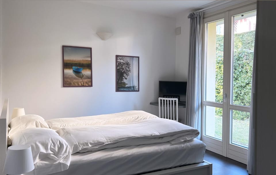 Bed, TV and multimedia, Photo of the whole room