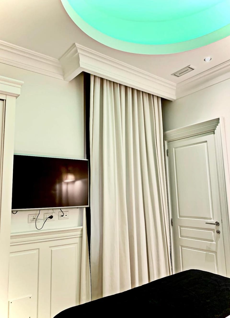 Bed, TV and multimedia, Photo of the whole room, Evening entertainment, Bedroom, wardrobe