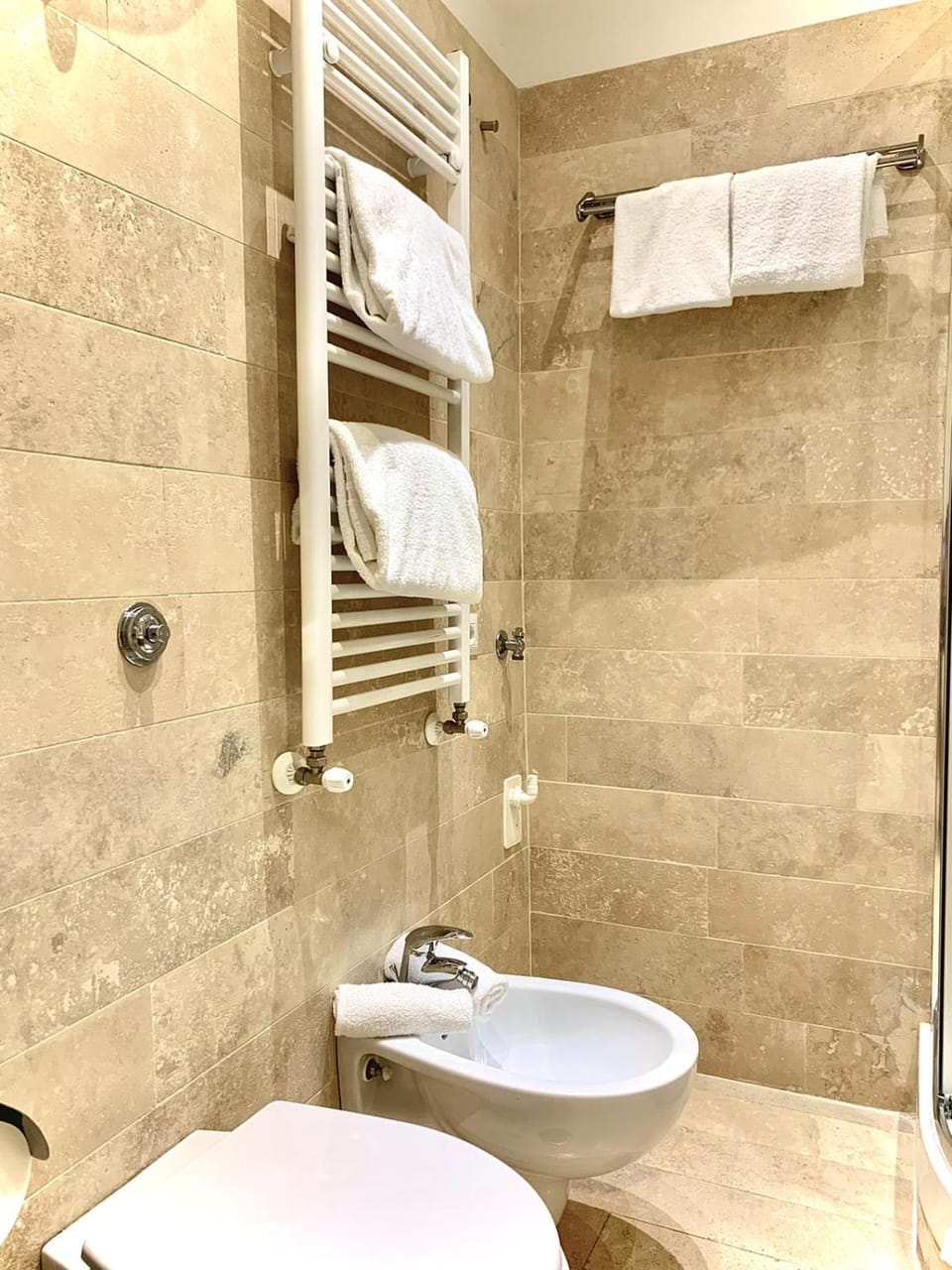 Shower, Toilet, Bathroom, towels