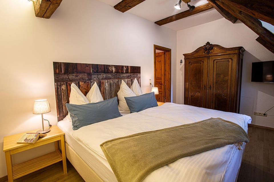 Bed, TV and multimedia, Photo of the whole room, Bedroom, wardrobe
