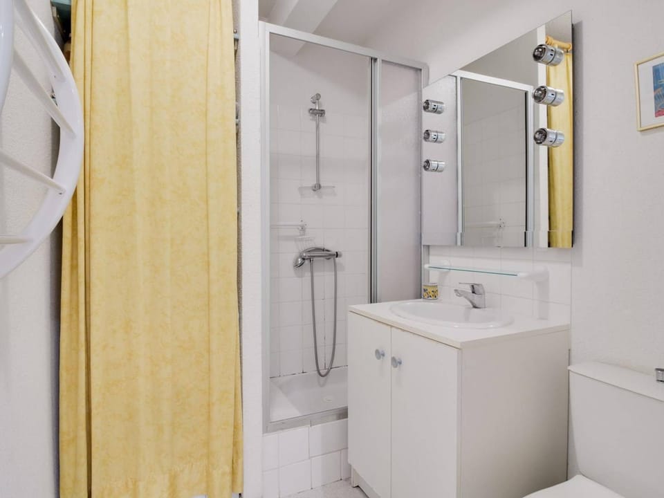 Appartement lumineux 6 pers., 1er étage, balcon, centre Cauterets, local skis, proche télécabine - FR-1-401-109 Cabin in Cauterets