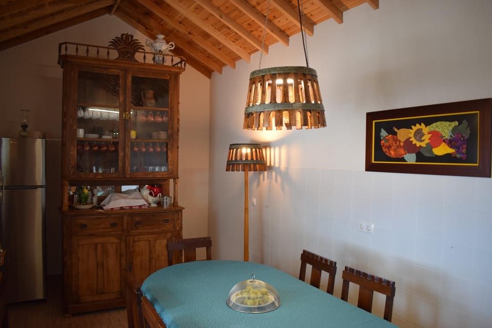 Coffee/tea facilities, Kitchen or kitchenette, Dining area, Communal kitchen