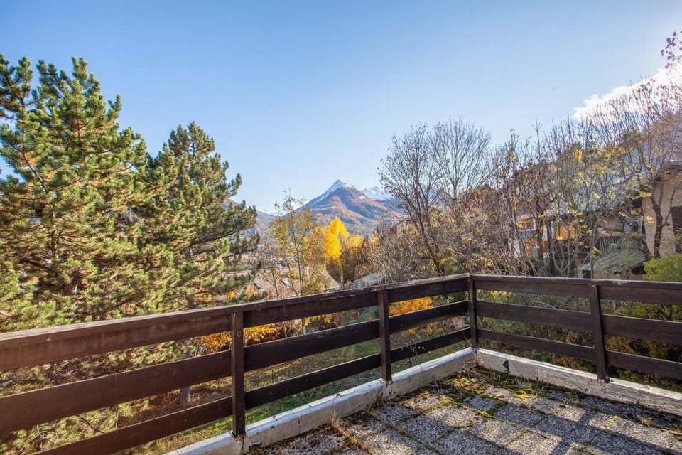 Chalet confortable à Briançon avec vue sur montagne Chalet in Briançon
