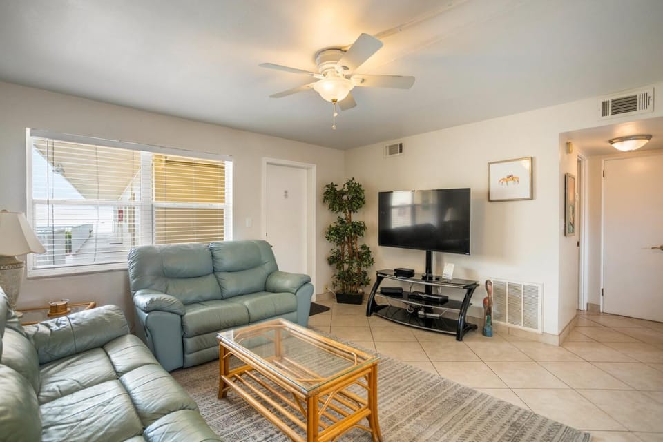 Large 1B1B Unit - Pool Side - Surf Song #229 Apartment in Madeira Beach