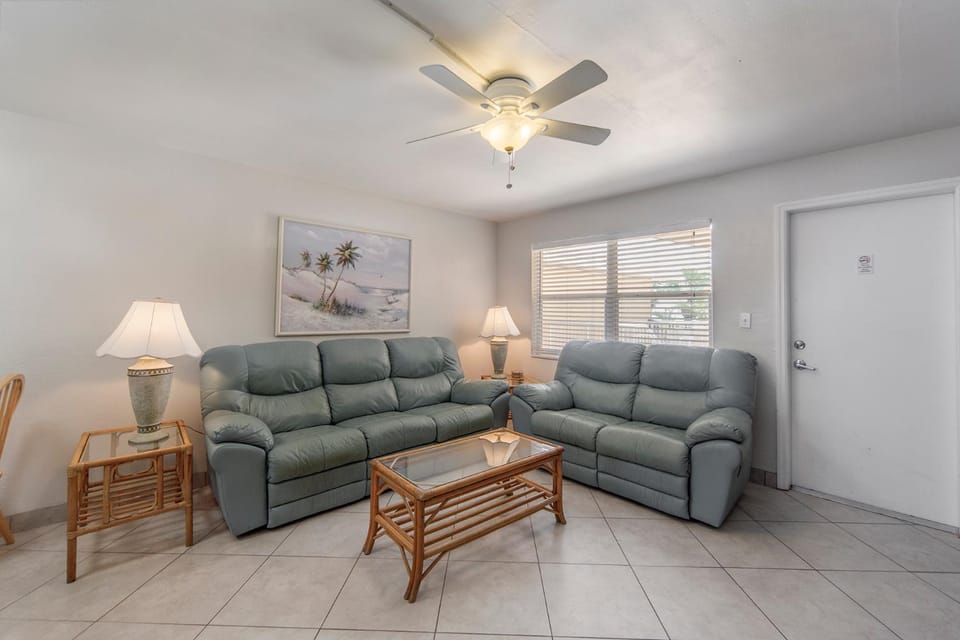 Large 1B1B Unit - Pool Side - Surf Song #229 Apartment in Madeira Beach