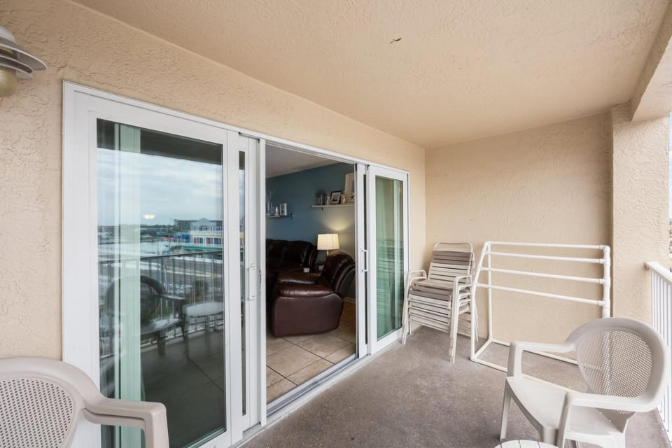 Beachfront Complex - 2b 2b - Beach Place #402 Apartment in Madeira Beach