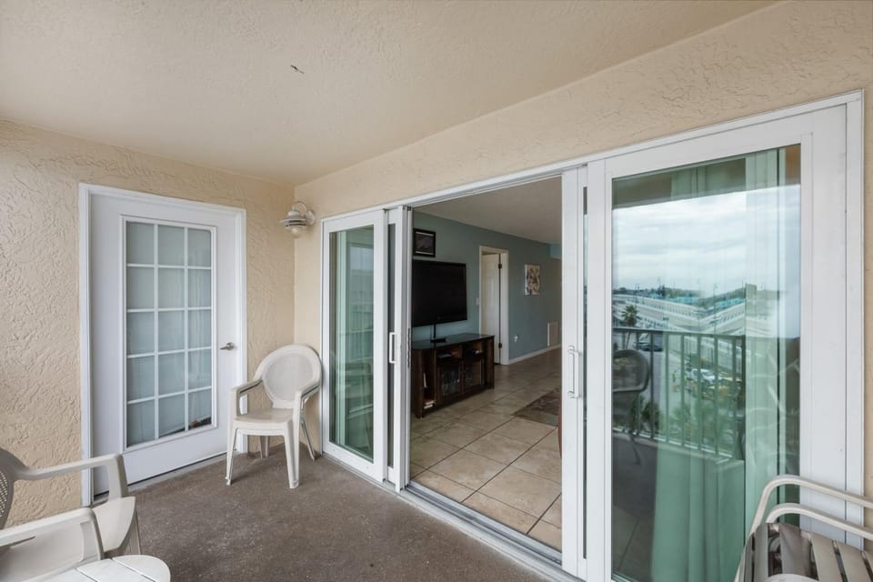 Beachfront Complex - 2b 2b - Beach Place #402 Apartment in Madeira Beach