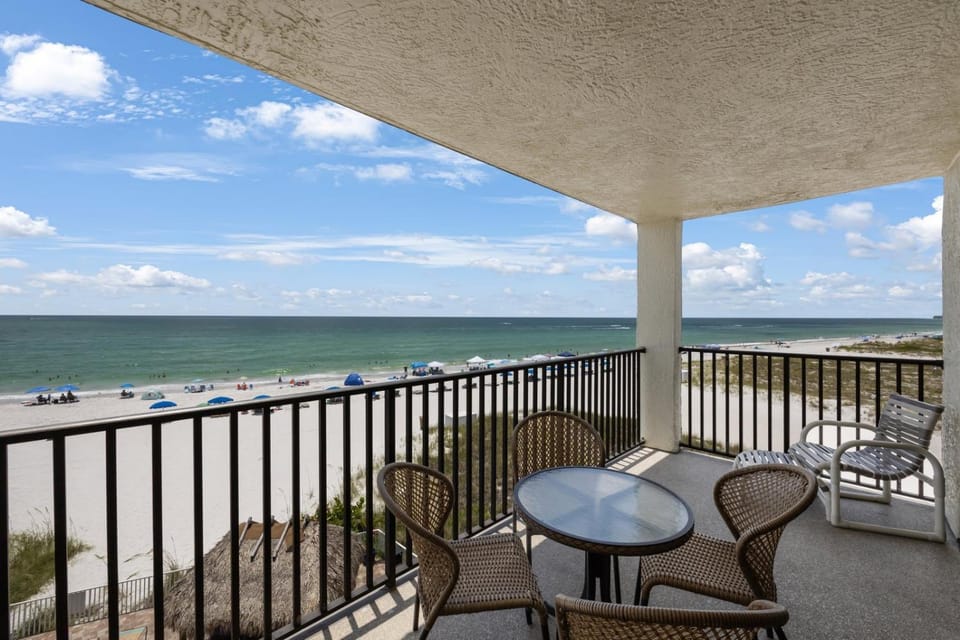 Direct Beachfront 1b 1b Corner - Sandy Shores #305 Apartment in Madeira Beach