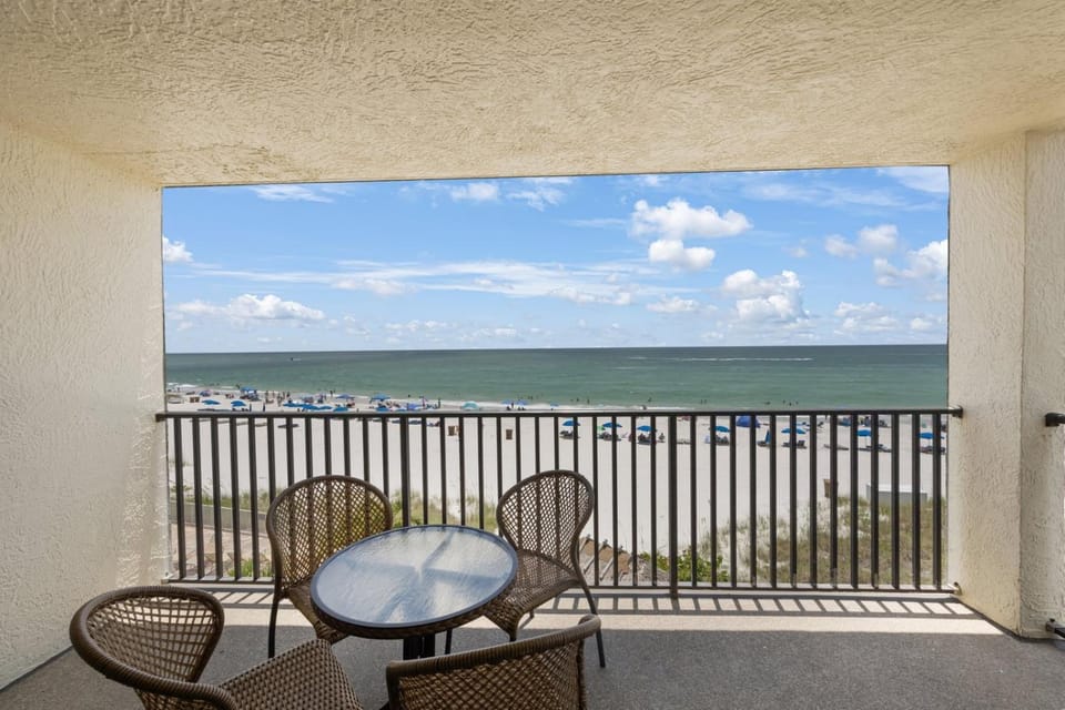 Direct Beachfront 1b 1b Corner - Sandy Shores #305 Apartment in Madeira Beach