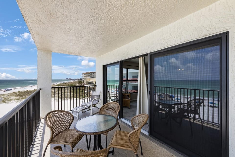 Direct Beachfront 1b 1b Corner - Sandy Shores #305 Apartment in Madeira Beach