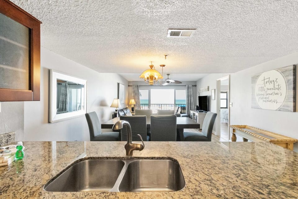 Beachfront - Ocean Views - Beach Place #108 Apartment in Madeira Beach