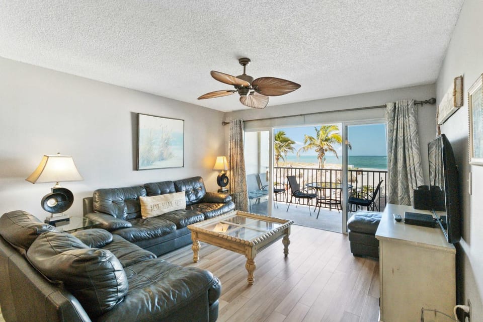 Beachfront - Ocean Views - Beach Place #108 Apartment in Madeira Beach