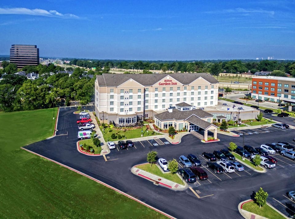 Property building, Day, Neighbourhood, Bird's eye view, City view, Street view, Location, Parking