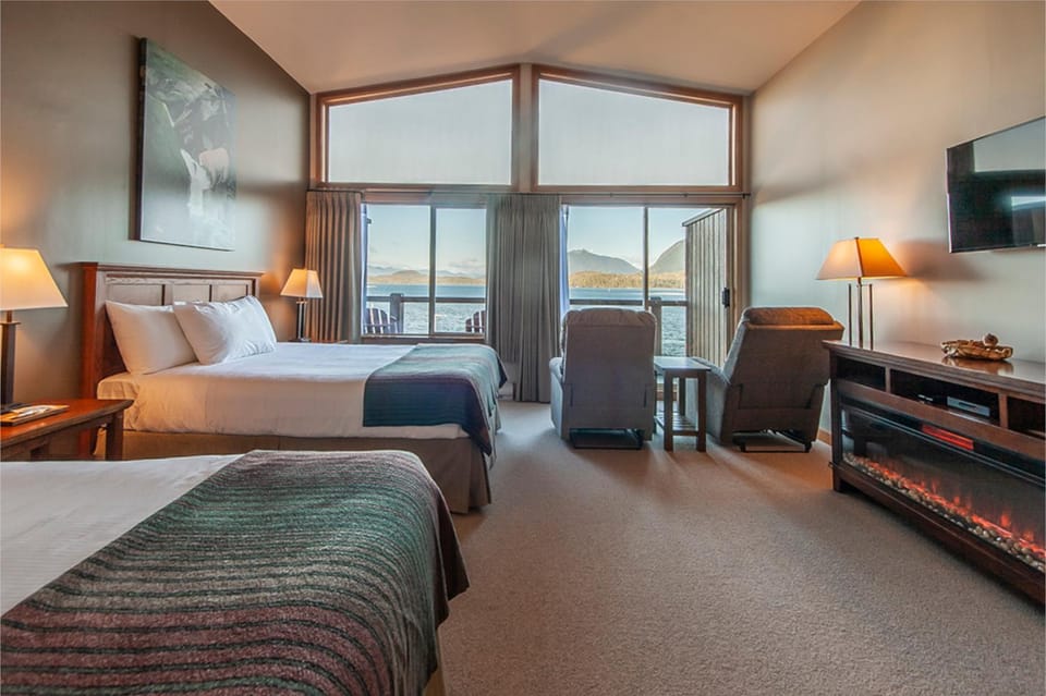 Bed, TV and multimedia, View (from property/room), Living room, Seating area, Mountain view, Sea view, flat iron