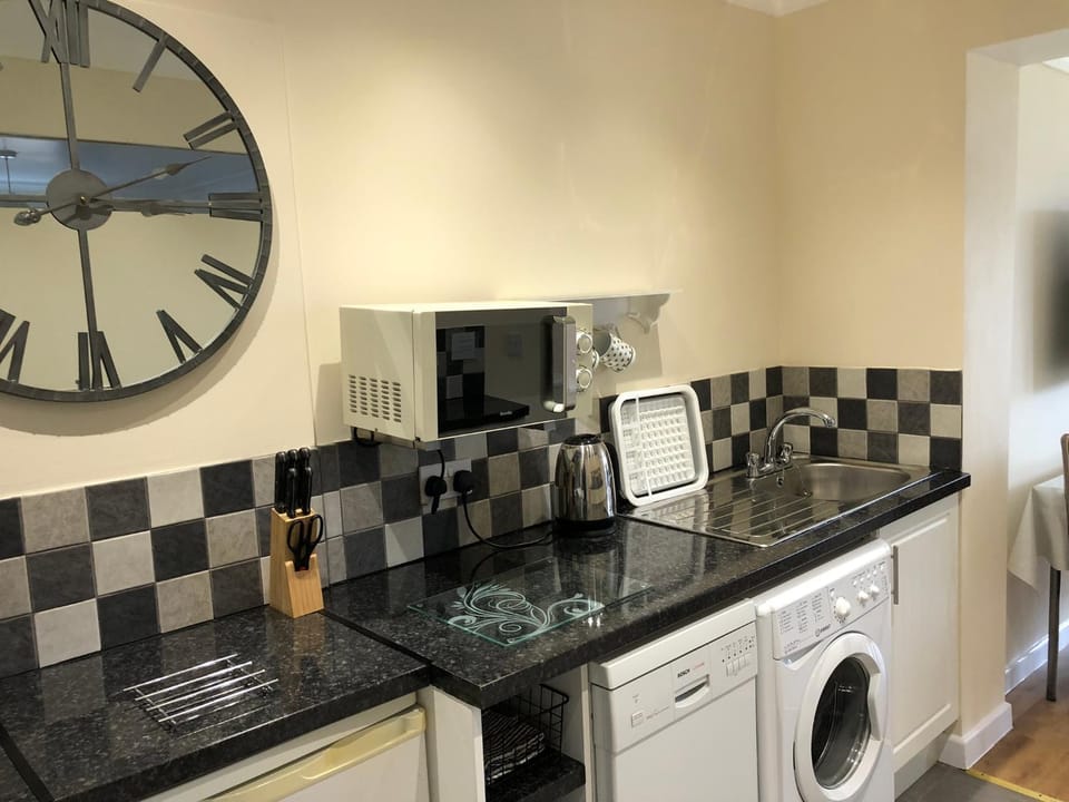 Coffee/tea facilities, Kitchen or kitchenette, dishwasher, microwave, stove, toaster, washing machine